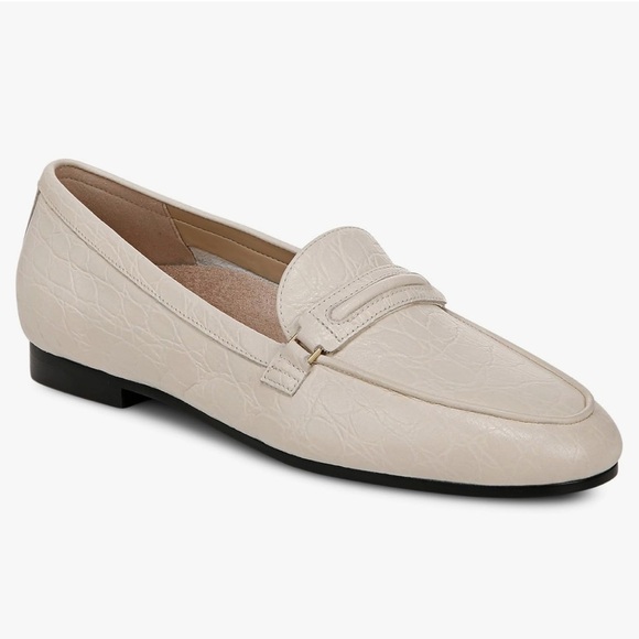 Vionic Newport Cream Leather Loafer Size 7 - Picture 1 of 8
